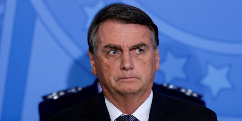 Bolsonaro vor blauem Hintergrund