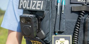 Ein Polizist trägt eine Bodycam