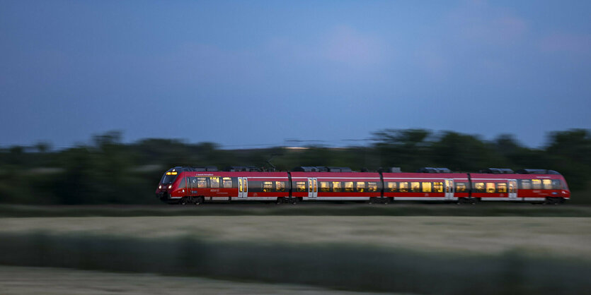 Regionalbahn in der blauen Stunde