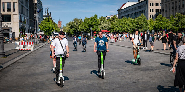 E-Scooter-Fahrende auf dem Pariser Platz in Berlin