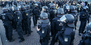 Behelmte Polizisten in einer Gruppe am 11. November 2021 auf dem Augustusplatz in Leipzig