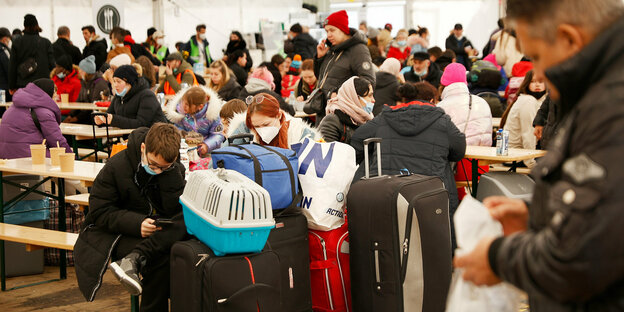 Flüchtlinge aus der Ukraine in einem Zelt am Berliner Hauptbahnhof