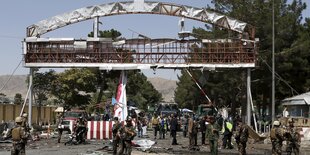 Das zerstörte Eingangstor am Flughafen Kabul.