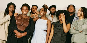 Die acht schwarzen Mitglieder der Londoner Band Kokoroko