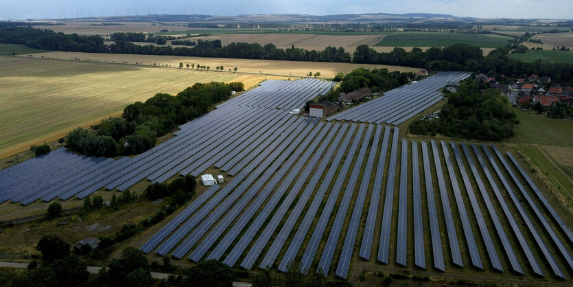 Eine Photovoltaik-Anlage zwischen Ackerflächen