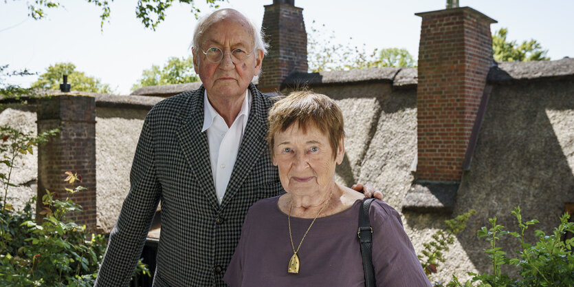 REinhardt Wernicke legt den Arm auf die Schulte von Katja Rosemarie Langenbach