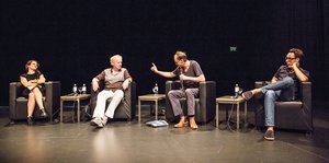 Margarita Tsomou, Harald Schumann, Robert Misik und Georg Diez (v. l.) diskutieren auf Kampnagel