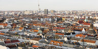 Berlin von oben, Fernsehturm und Altbaudächer