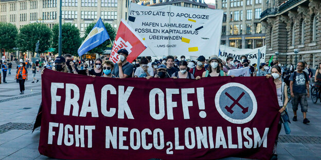 Rund 2.000 Menschen demonstrieren am Abend des 10.08.2022 in Hamburg gegen den Bau von geplanten LNG-Terminals, Kapitalismus und neokoloniale Ausbeutung
