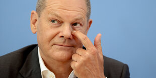 Olaf Scholz kratzt sich an der Nase