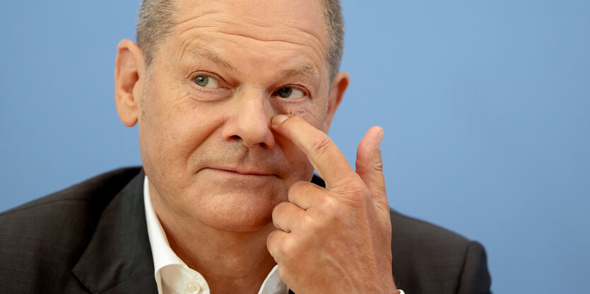 Olaf Scholz kratzt sich an der Nase