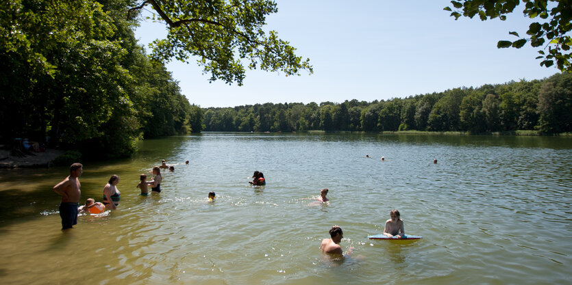 Menschen in See im Sommer