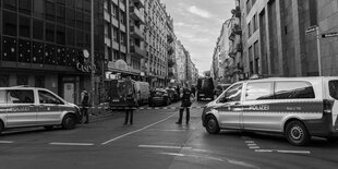 Polizisten stehen vor einer Absperrung während eines Einsatzes im Bahnhofsviertel