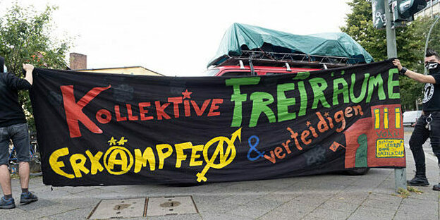Ein Transparent mit der Aufschrift: kollektive Freiräume verteidigen