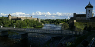 Bild von einer Brücke vor blauem Himmel und Bäumen