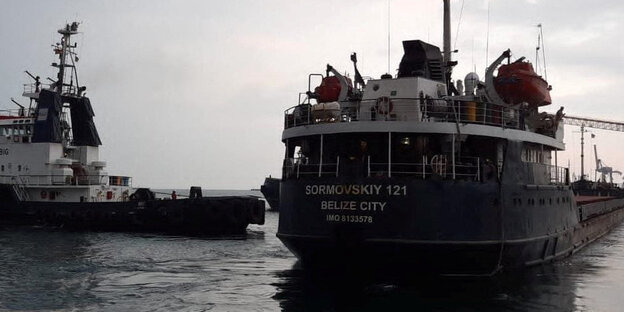 Der Frachter Sormovskiy 121 im Hafen von Tschornomorsk. Der Frachter Sormovskiy 121 im Hafen von Tschornomorsk.