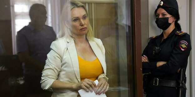 Die Journalsitin Owsjannikowa steht in einem Gericht in Moskau hinter einer Scheibe. In der Hand hält sie ein gefaltetes Papier. Die Journalsitin Owsjannikowa steht in einem Gericht in Moskau hinter einer Scheibe. In der Hand hält sie ein gefaltetes Papier.