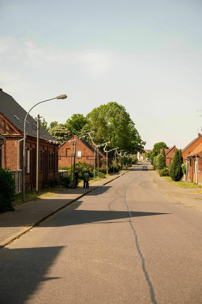 Blick auf die Dorfstraße in Döllen in der Prignitz