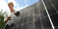 Das Foto zeigt Berlins Regierungschefin Franziska Giffey von der SPD mit einem Solarpanel.