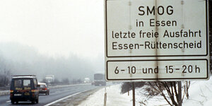 Ein Schild auf einer Autobahn in Essen warnt vor Smog.