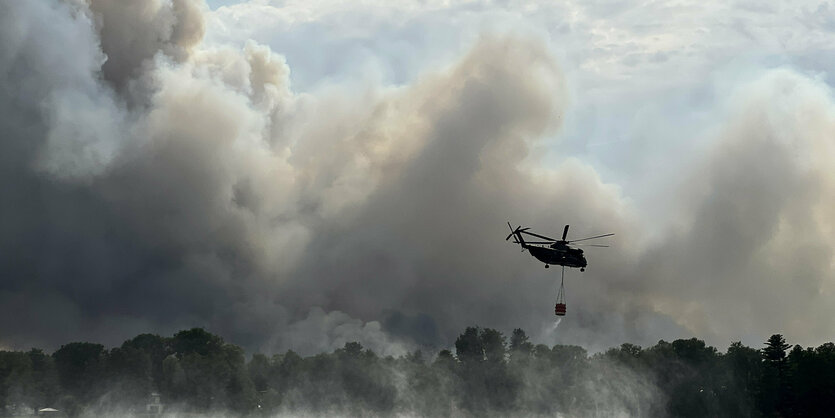 Ein Löschhubschrauber im Einsatz