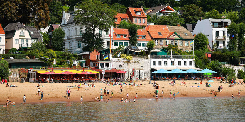 Kinder baden an einem Strand