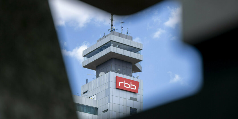 Logo des Senders Rundfunk Berlin-Brandenburg an der Fassade in der Masurenallee