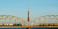 Fernsehturm und Eisenbahnbrücke über den Daugava-Fluss in Riga,