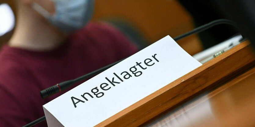 Im Gerichtssaal aufgestelltes Schild mit der Aufschrift "Angeklagter"