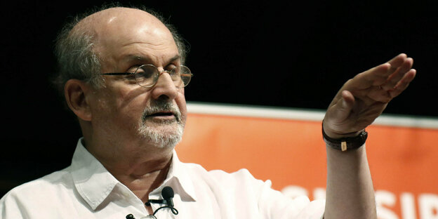 Schriftsteller Salman Rushdie an einem Redepult
