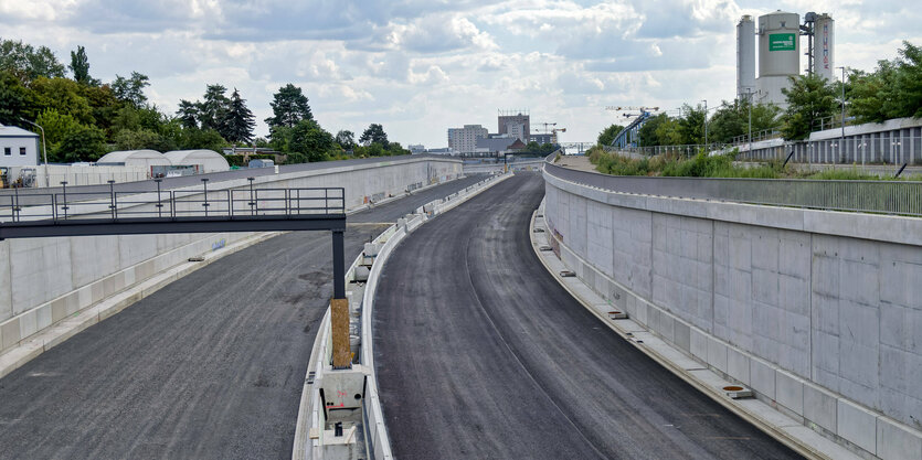 Baustelle einer städtischen Autobahn, im Hintergrund Hochhäuser