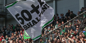 Hannover 96-Fanblock mit Banner: "50+1 erhalten"
