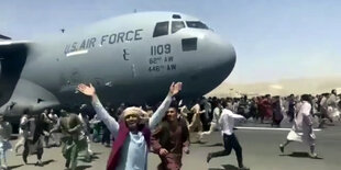 16. August 2021 - Fliehende Menschen auf dem Flughafen in Kabul in Afghanistan