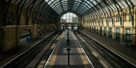 Blick auf die leeren Gleise im Londoner Bahnhof Kings Cross.