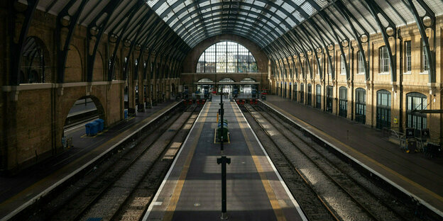 Blick auf die leeren Gleise im Londoner Bahnhof Kings Cross.