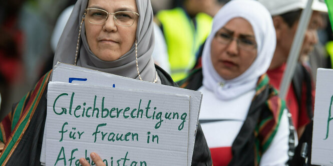 Ein Demonstratin mit Kopftuch fordert Frauenrechte in Afghanistan