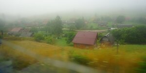 Blick aus dem Zug: Tal im Morgennebel