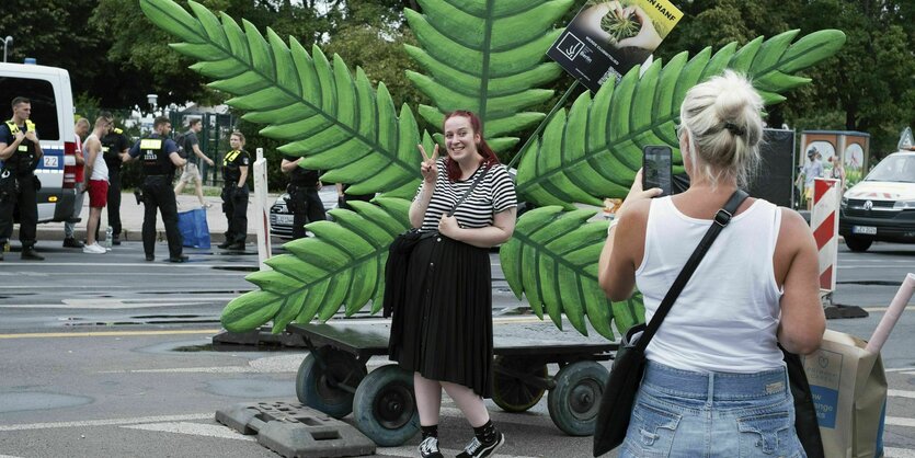 Selfie vor Hanfblatt