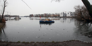 Ein Floß ankert in der Rummelsburger Bucht in Berlin-Lichtenberg.