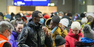 Eine Gruppe von Menschen verschiedener Hautfarbe mit Reisegepäck