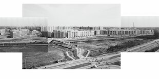 Die Sollage aus drei Schwarzweiß-Fotos zeigt das eben neu gebaute Plattenbau-Viertel Groß Klein in Rostock aus der Luft