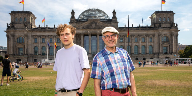 Michael Schroeren (rechts) und Jakob Blasel vor dem Berliner Reichstag