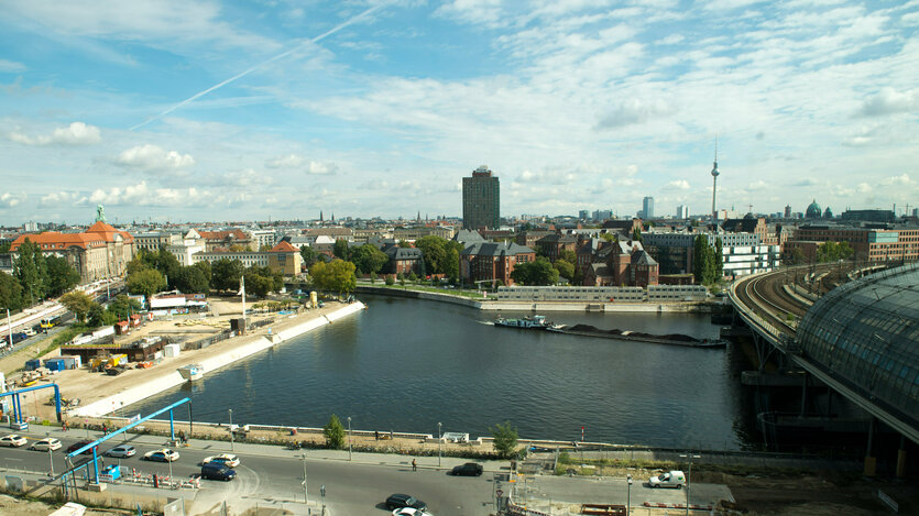 Blick auf den Humboldthafen neben dem Berliner Hauptbahnhof