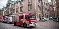 Mehrere Feuerwehr- und Polizeiwagen beim Einsatz in Bremen