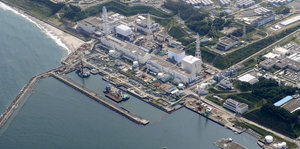 Luftbild eines Atomkraftwerks an einer Küste
