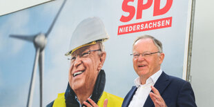 Ministerpräsident Stephan Weil während der Vorstellung seiner Wahlplakate für die Landtagswahl 2022.