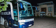 Blau-weißer Reisebus in der Nacht.