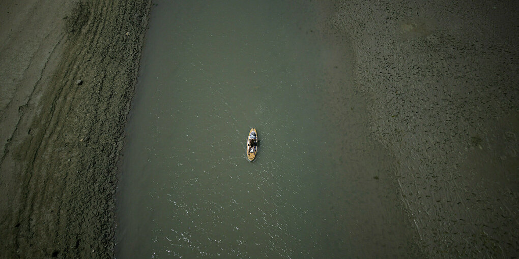 Ein Paddelboot auf einem ausgetrockneten Fluss