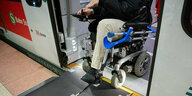 Ein Rollstuhl auf einer Rampe in einer S-Bahntür