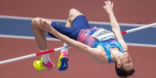 Hochspringer Danil Lyssenko beim Überqueren der latte